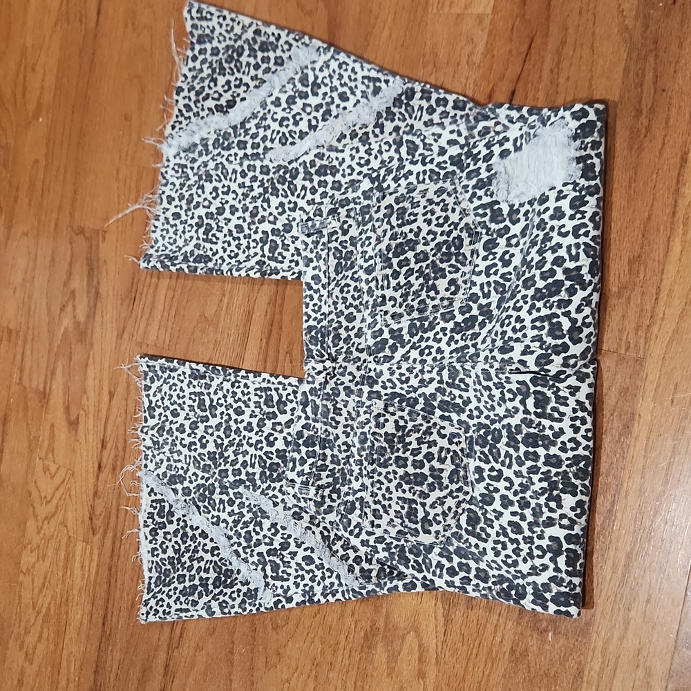 Distressed denim‎ leopard flare pants - Picture 4 of 5
